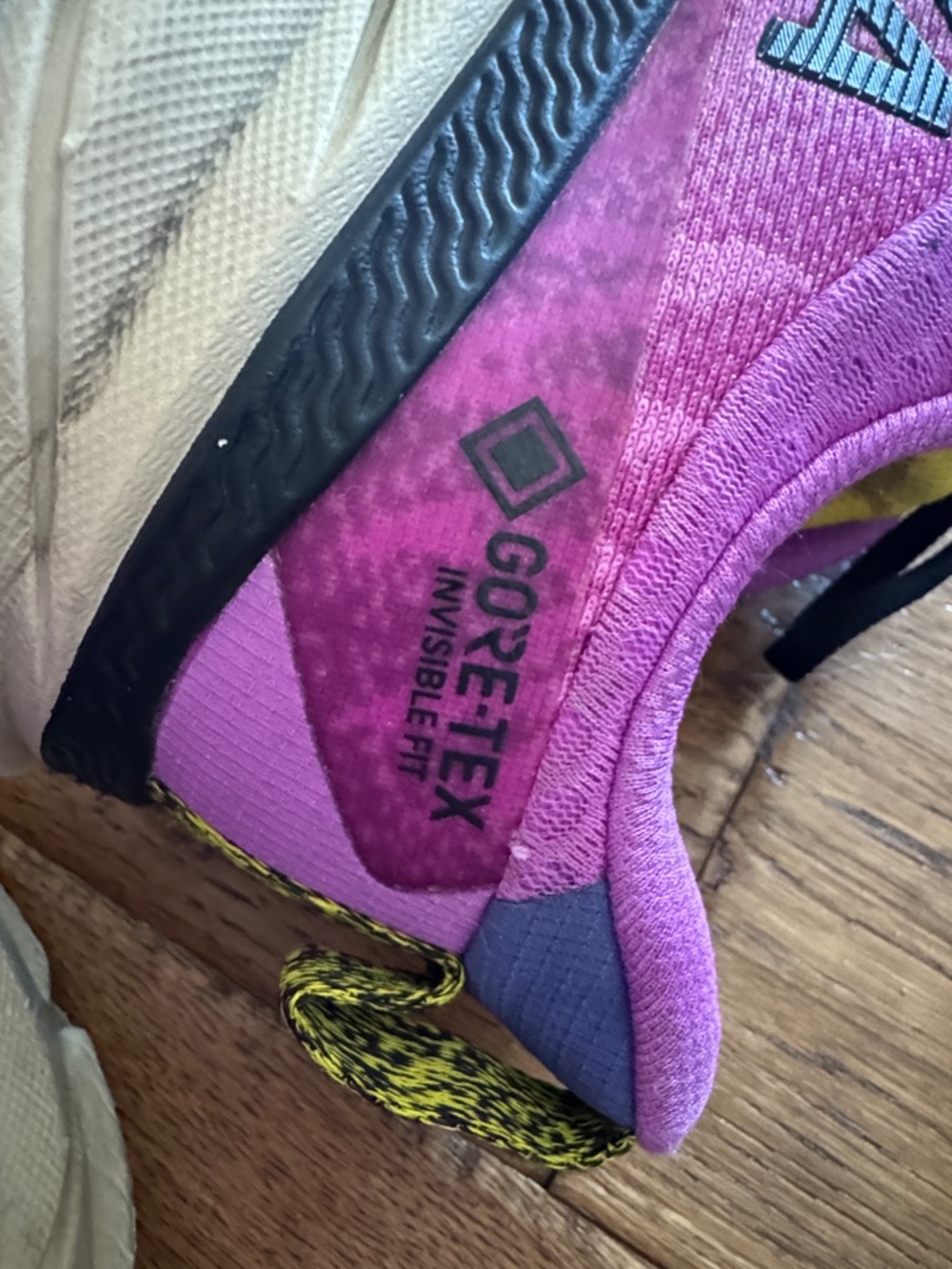 Womens Gore Tex Hoka Challenger waterproof - Picture 3 of 5
